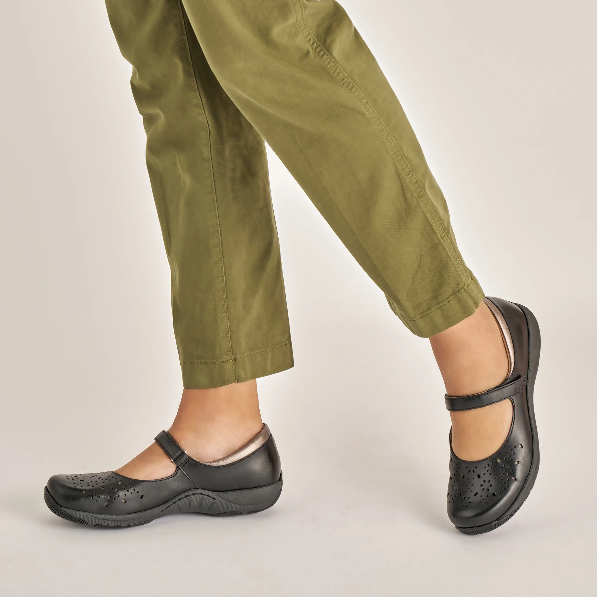 Stacy Black Waxy Burnished - Image 2